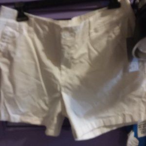 LIZ CLAIBORNE CLASSIC CHINO SHORT SITS AT WAIST